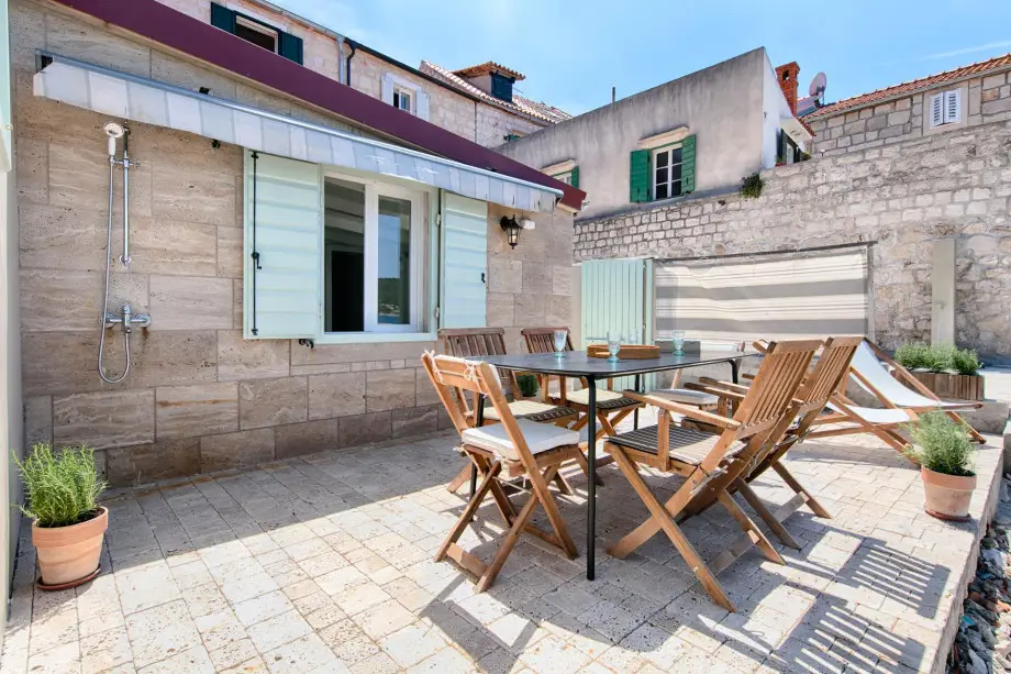 Beachfront House Kut