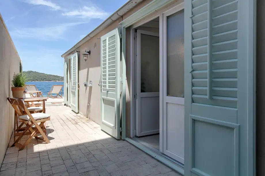 Beachfront House Kut